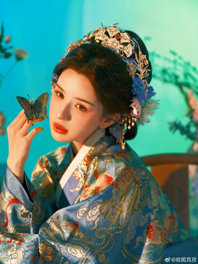 哈妮克孜古风大片冲上热搜 网友：哈妃回宫